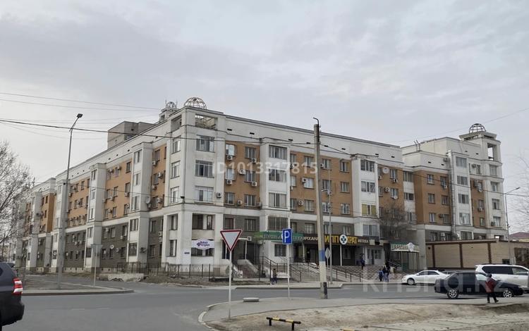3-бөлмелі пәтер · 80 м² · 5/5 қабат, улица Курмангазы 5 — находиться Pizza La roma, бағасы: 35 млн ₸ в Атырау, мкр Авангард-2 — фото 2