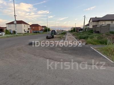 Отдельный дом · 4 комнаты · 280 м² · 10 сот., Сырым батыра 37 — Садуакасова за 50 млн 〒 в Астане, Нура р-н