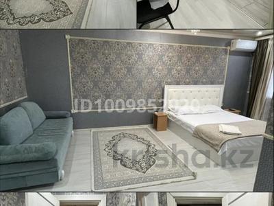 1-комнатная квартира · 45 м² · 5/5 этаж, мкр. Алтын орда, Мустафа Шокая — Сдаётся по суточно, по часам 1 к кв в р-не Алтын Орда. Расположена в центре напротив 103, Анаға Тағзым. В квартире имеется все для необходимости. Wi-fi, двухспальная кроввть, смарт тв, стиральная машина, холодилтник, чистое постельное белье, полотенца, посуда. При себе иметь уд личн. за 10 000 〒 в Актобе