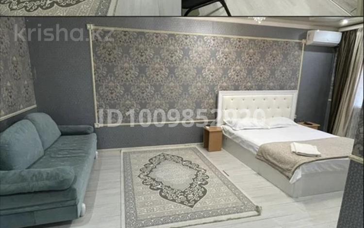 1-комнатная квартира · 45 м² · 5/5 этаж, мкр. Алтын орда, Мустафа Шокая — Сдаётся по суточно, по часам 1 к кв в р-не Алтын Орда. Расположена в центре напротив 103, Анаға Тағзым. В квартире имеется все для необходимости. Wi-fi, двухспальная кроввть, смарт тв, стиральная машина, холодилтник, чистое постельное белье, полотенца, посуда. При себе иметь уд личн. за 10 000 〒 в Актобе — фото 2