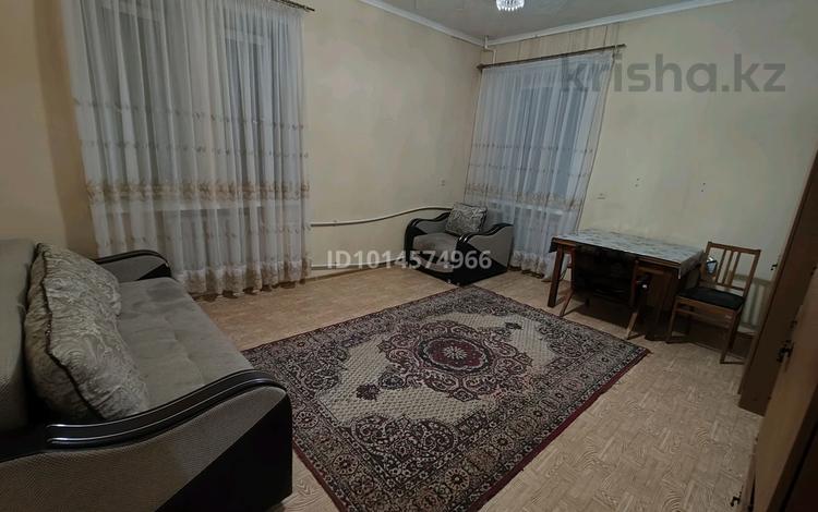 2-бөлмелі пәтер · 60 м² · 2/2 қабат, Казбекова 28 — Возле поликлиники, бағасы: 10 млн ₸ в Балхаше — фото 2