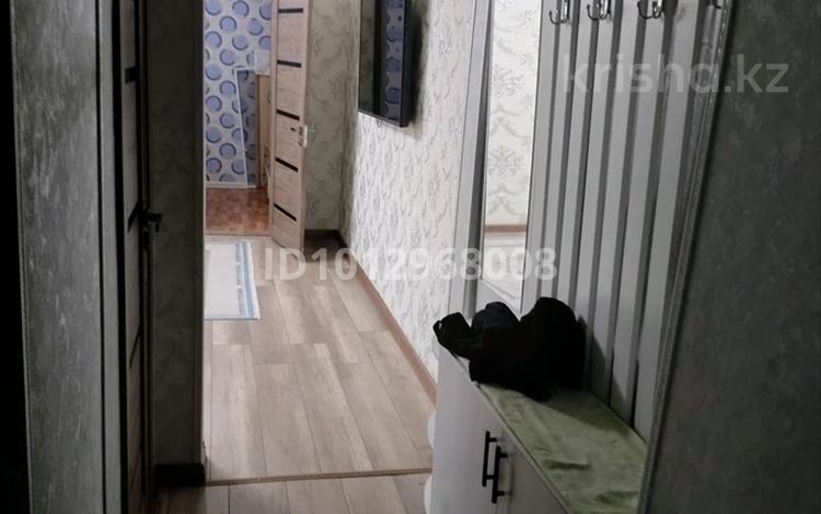 3-комнатная квартира · 60 м² · 2/5 этаж, Толе би 2 — Перед домом стоить Дос-нар за 120 000 ₸ в Таразе — фото 2