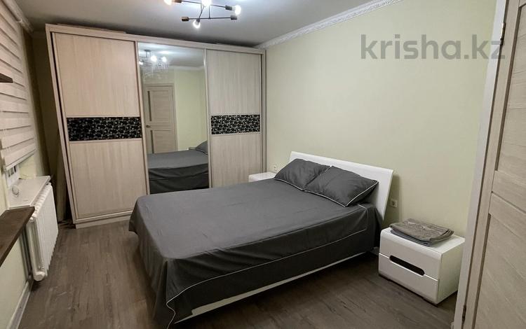 3-комнатная квартира, 60 м², 4/4 этаж посуточно, Чокина 116 — Толе би Байзакова за 25 000 〒 в Алматы, Алмалинский р-н — фото 2