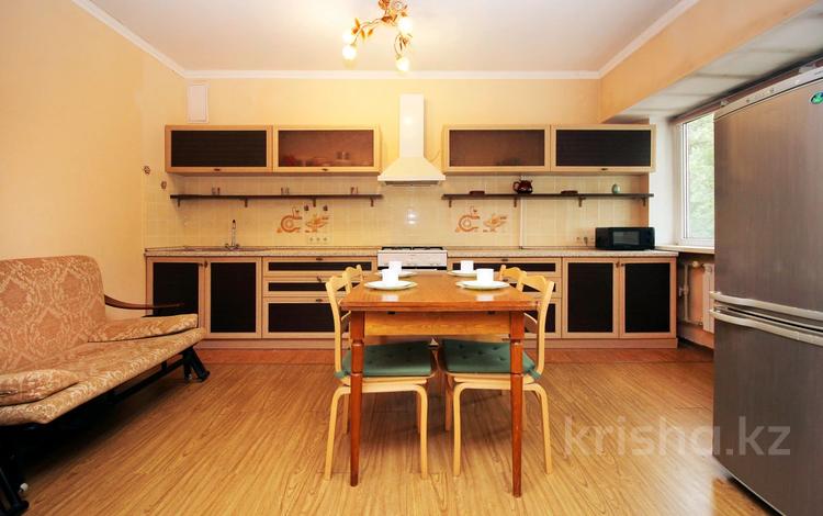 2-бөлмелі пәтер · 90 м² · 4/12 қабат, мкр Самал, Зенкова 25 — Богенбай батыра, бағасы: 23 000 ₸ в Алматы, Медеуский р-н — фото 2