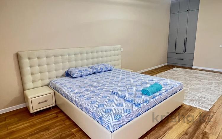 2-комнатная квартира · 74 м² · 6/10 этаж, мкр Сары Арка, Кулманова 35 — улица Исатай Тайманова 58 за 20 000 〒 в Атырау — фото 2