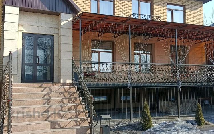 Дом · 7 комнат · 270 м², Абая 148 — Район церковь,рядом новый мост за 120 000 〒 в Семее — фото 2