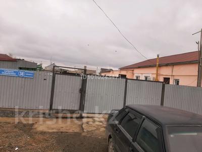 Отдельный дом · 4 комнаты · 100 м² · 10 сот., мкр Орлеу, Сарбала Кадыралиев 38 — Нурай магазин за 11.5 млн 〒 в Атырау