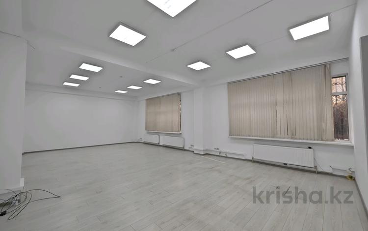 Свободное назначение, офисы, магазины и бутики, салоны красоты, фитнес и спорт, медцентры и аптеки, образование, развлечения, конференц-залы, студии · 112 м² за 780 000 ₸ в Алматы, Алмалинский р-н — фото 2
