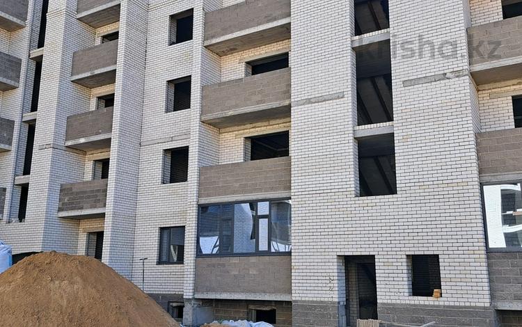 3-комнатная квартира · 105.7 м² · 1/5 этаж, мкр. Алтын орда 355 за 23.8 млн ₸ в Актобе — фото 14