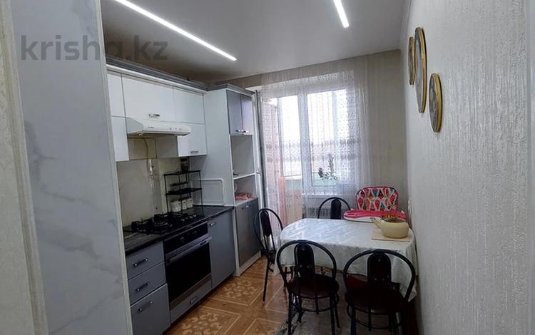 3-комнатная квартира · 64 м² · 8/9 этаж, мкр 4 10а за 21.5 млн ₸ в Уральске — фото 2