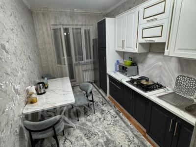 3-бөлмелі пәтер · 70 м² · 5/5 қабат, Айнабұлақ-2 ш/а. 37, бағасы: 300 000 ₸ в Алматы, Жетысуский р-н