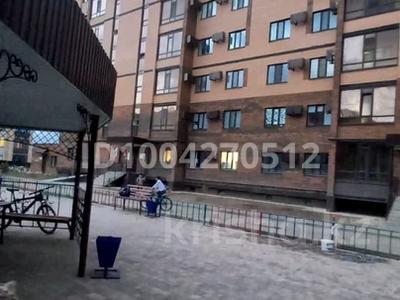 Пәтерлер в Актюбинской обл.: 3-бөлмелі пәтер · 100 м² · 7/10 қабат, мкр. Алтын орда 5 е — Ресторана 1001 түн, здание ДЭР, тенисный корт, бағасы: 250 000 〒 3-бөлмелі пәтер · 100 м² · 7/10 қабат, мкр. Алтын орда 5 е — Ресторана 1001 түн, здание ДЭР, тенисный корт, бағасы: 250 000 〒 в Актобе