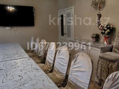 Дом · 6 комнат · 240 м², мкр Акбулак, улица Сарытогай 17 за 75 000 〒 в Алматы, Алатауский р-н