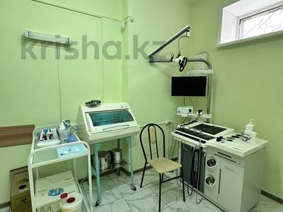 Свободное назначение, офисы, магазины и бутики, общепит, салоны красоты, бани, гостиницы и зоны отдыха, медцентры и аптеки, образование, развлечения · 871 м² за 750 млн ₸ в Караганде, Казыбек би р-н