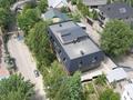 Отдельный дом · 28 комнат · 1300 м² · 10 сот., мкр Каменское плато, Оспанова за 450 млн ₸ в Алматы, Медеуский р-н
