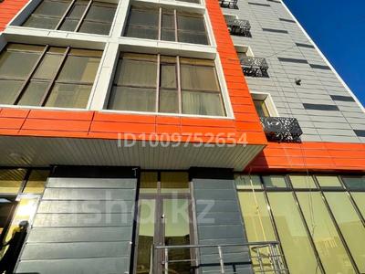 Еркін, кеңселер, дүкендер мен бутиктер, қоғамдық тамақтану орны, сұлулық салондары, медорталықтар мен дәріханалар, білім орталықтары, ойын-сауық · 185 м², бағасы: 170 млн 〒 в Атырау, мкр Нурсая-3