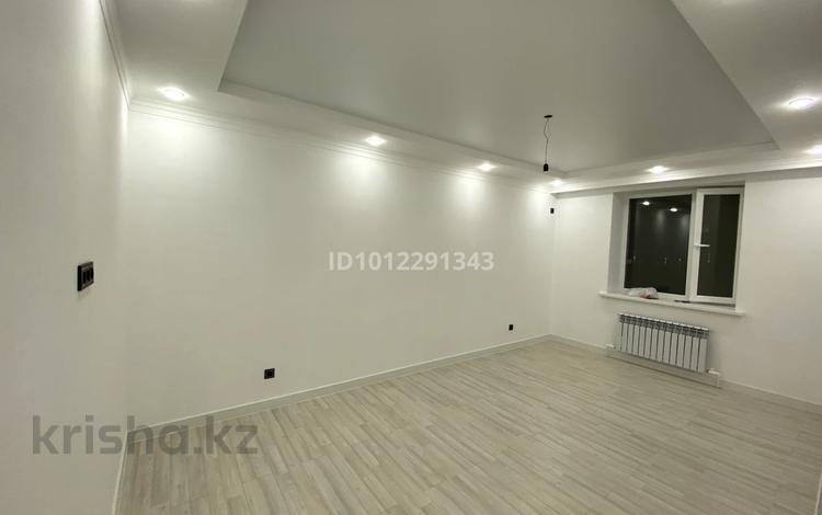 1-комнатная квартира · 43 м² · 3/5 этаж, мкр. Алтын орда — Апорт,103,дару дент,3,46,40автобустар журеди.полы ламинат. за 140 000 ₸ в Актобе — фото 2