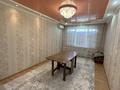 2-комнатная квартира · 54 м² · 5 этаж, мкр Кунаева — Сдается уютная 2-комнатная квартира на длительный срок. Квартира полностью меблирована и готова к проживанию. Имеется кондиционер, стиральная машина, холодильник, кухонный гарнитур и вся необходимая бытовая техника. Дом расположен в очень удобном районе. В шаговой доступности находятся остановки общественного транспорта, рынок «Жеңіс», лицей №28, гимназия №44, Халык Банк, «Жайық Самалы», торговый центр Asia Mall, магазины, аптеки и другие объекты необходимой инфраструктуры. Квартира чистая, светлая и теплая. Подойдет для студентов и друзей, желающих проживать вместе. за 150 000 ₸ в Уральске