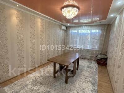 2-бөлмелі пәтер · 54 м² · 5 қабат, Қонаев ш/а. — Сдается уютная 2-комнатная квартира на длительный срок. Квартира полностью меблирована и готова к проживанию. Имеется кондиционер, стиральная машина, холодильник, кухонный гарнитур и вся необходимая бытовая техника. Дом расположен в очень удобном районе. В шаговой доступности находятся остановки общественного транспорта, рынок «Жеңіс», лицей №28, гимназия №44, Халык Банк, «Жайық Самалы», торговый центр Asia Mall, магазины, аптеки и другие объекты необходимой инфраструктуры. Квартира чистая, светлая и теплая. Подойдет для студентов и друзей, желающих проживать вместе., бағасы: 150 000 ₸ в Уральске, мкр Кунаева