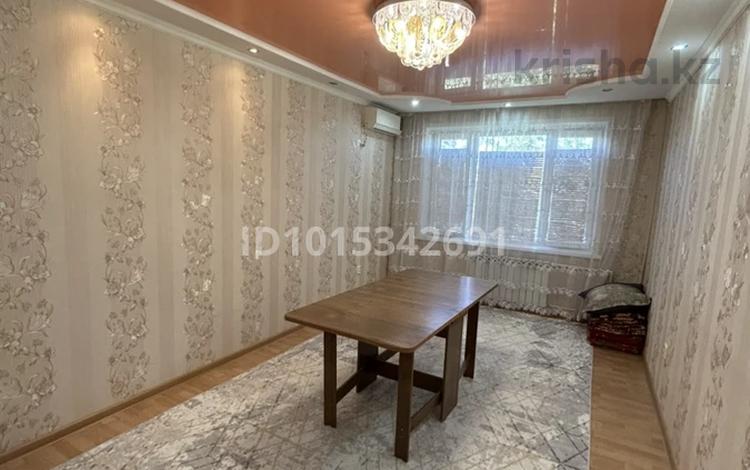 2-комнатная квартира · 54 м² · 5 этаж, мкр Кунаева — Сдается уютная 2-комнатная квартира на длительный срок. Квартира полностью меблирована и готова к проживанию. Имеется кондиционер, стиральная машина, холодильник, кухонный гарнитур и вся необходимая бытовая техника. Дом расположен в очень удобном районе. В шаговой доступности находятся остановки общественного транспорта, рынок «Жеңіс», лицей №28, гимназия №44, Халык Банк, «Жайық Самалы», торговый центр Asia Mall, магазины, аптеки и другие объекты необходимой инфраструктуры. Квартира чистая, светлая и теплая. Подойдет для студентов и друзей, желающих проживать вместе. за 150 000 ₸ в Уральске — фото 2