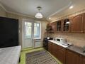 2-комнатная квартира · 54 м² · 5 этаж, мкр Кунаева — Сдается уютная 2-комнатная квартира на длительный срок. Квартира полностью меблирована и готова к проживанию. Имеется кондиционер, стиральная машина, холодильник, кухонный гарнитур и вся необходимая бытовая техника. Дом расположен в очень удобном районе. В шаговой доступности находятся остановки общественного транспорта, рынок «Жеңіс», лицей №28, гимназия №44, Халык Банк, «Жайық Самалы», торговый центр Asia Mall, магазины, аптеки и другие объекты необходимой инфраструктуры. Квартира чистая, светлая и теплая. Подойдет для студентов и друзей, желающих проживать вместе. за 150 000 ₸ в Уральске — фото 3