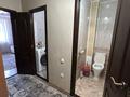 2-комнатная квартира · 54 м² · 5 этаж, мкр Кунаева — Сдается уютная 2-комнатная квартира на длительный срок. Квартира полностью меблирована и готова к проживанию. Имеется кондиционер, стиральная машина, холодильник, кухонный гарнитур и вся необходимая бытовая техника. Дом расположен в очень удобном районе. В шаговой доступности находятся остановки общественного транспорта, рынок «Жеңіс», лицей №28, гимназия №44, Халык Банк, «Жайық Самалы», торговый центр Asia Mall, магазины, аптеки и другие объекты необходимой инфраструктуры. Квартира чистая, светлая и теплая. Подойдет для студентов и друзей, желающих проживать вместе. за 150 000 ₸ в Уральске — фото 4