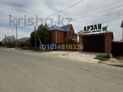 Отдельный дом · 6 комнат · 250 м² · 10 сот., Мунайтпасова 56 — Жолдың бойы за 34 млн ₸ в Атырау, мкр Мирас
