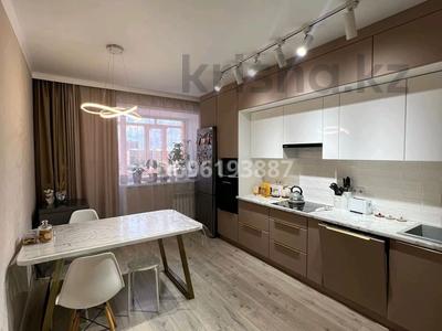 Пәтерлер в Акмолинской обл.: 3-бөлмелі пәтер · 93.5 м² · 4/5 қабат, Старый аэропорт 24А — Болашак сарайы, бағасы: 38.8 млн 〒 3-бөлмелі пәтер · 93.5 м² · 4/5 қабат, Старый аэропорт 24А — Болашак сарайы, бағасы: 38.8 млн 〒 в Кокшетау