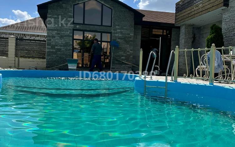 Дом · 3 комнаты · 200 м², Строитель 4 мкр 54 за 150 000 〒 в Актобе, жилой массив Кирпичный — фото 41