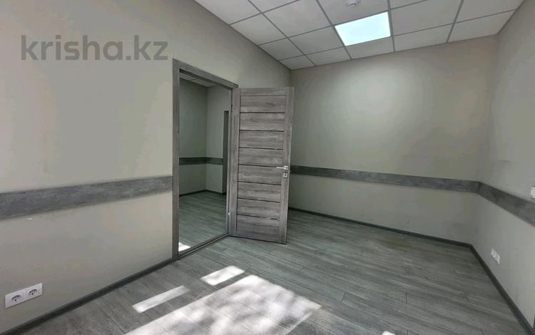 Свободное назначение, офисы, кабинеты и рабочие места · 12 м² за 102 000 ₸ в Караганде, Казыбек би р-н — фото 2