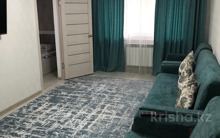 2-бөлмелі пәтер, 45 м², 2/4 қабат тәулігіне, Толе би 61 — Айтиева, бағасы: 12 000 〒 в Таразе — фото 2