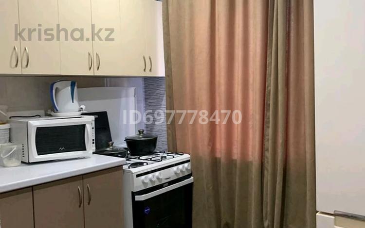 3-комнатная квартира · 46 м² · 1/5 этаж, Майкудук, Майкудук, 15й микрорайон 28 — Возле магазина "валентина" за 12 млн ₸ в Караганде, Алихана Бокейханова р-н — фото 2