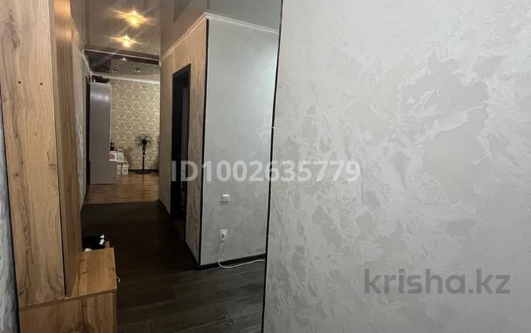 3-комнатная квартира · 63 м² · 1/5 этаж, Пришахтинск, 21й микрорайон 25 за 14 млн ₸ в Караганде, Алихана Бокейханова р-н — фото 2