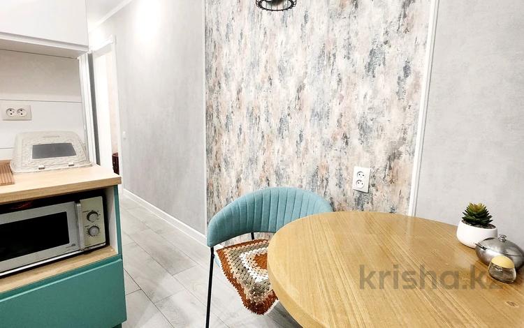 2-комнатная квартира · 55 м² · 2/5 этаж, мкр Строитель 41 за 15 000 ₸ в Уральске — фото 5