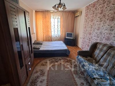 1-комнатная квартира, 31 м², 2/5 этаж посуточно, Азаттык 72б — Атамбаева за 7 000 〒 в Атырау, мкр Жилгородок