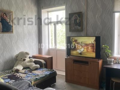 2-бөлмелі пәтер · 44 м² · 3/4 қабат, Жаңа қала ш/а., Абая 6 — Возле сквера Абая, бағасы: 19.8 млн ₸ в Караганде, Казыбек би р-н