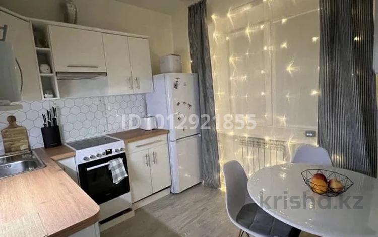 2-бөлмелі пәтер · 64 м² · 5/5 қабат, 10 микрорайон 22, бағасы: 11 000 ₸ в Аксае — фото 3