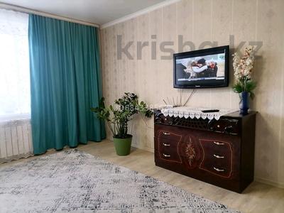 2-бөлмелі пәтер, 50 м², 2/9 қабат тәулігіне, Шакарима 14, бағасы: 13 000 〒 в Семее