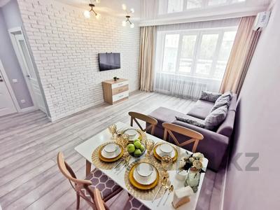 2-комнатная квартира, 65 м², 3/9 этаж посуточно, мкр Нурсая, Абулхайыр хана за 20 000 〒 в Атырау, мкр Нурсая