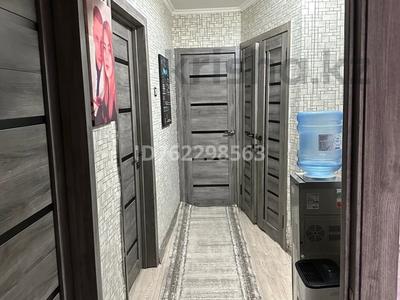 Продажа квартир в Алматы: 3-комнатная квартира · 62.3 м² · 5/5 этаж, мкр №11 2 за 42 млн 〒 3-комнатная квартира · 62.3 м² · 5/5 этаж, мкр №11 2 за 42 млн 〒 в Алматы, Ауэзовский р-н