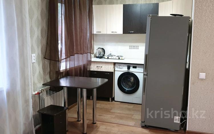 1-комнатная квартира, 30 м², 1/4 этаж помесячно, мкр Новый Город, Ермекова 48 за 140 000 〒 в Караганде, Казыбек би р-н — фото 2