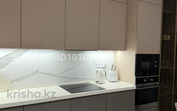 3-комнатная квартира · 87 м² · 8/17 этаж, мкр Юго-Восток, Республики 23/1 — Республики-Шахтеров за 77 млн 〒 в Караганде, Казыбек би р-н — фото 2