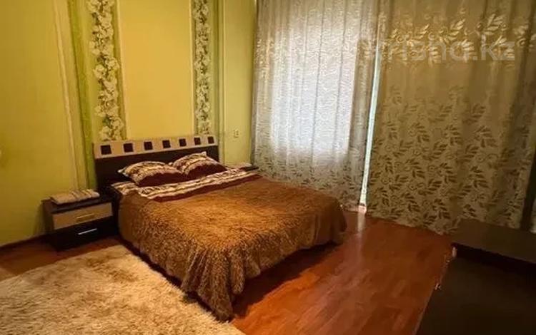 2-комнатная квартира, 55 м², 2/3 этаж помесячно, Акын Сара 56 56 за 150 000 〒 в Талдыкоргане — фото 2