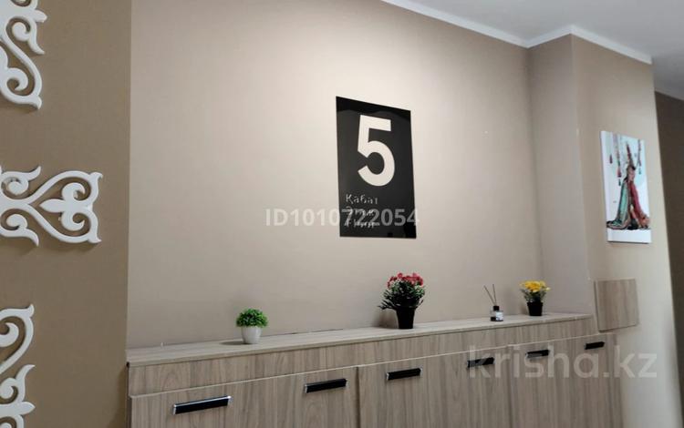 2-бөлмелі пәтер · 78.8 м² · 5/9 қабат, мкр Центральный, Достык 1 — Рахат- Драма театр, бағасы: 25 млн ₸ в Атырау — фото 2