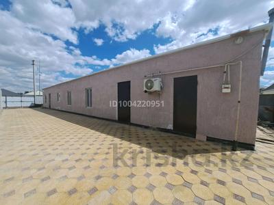 Отдельный дом · 4 комнаты · 111 м², мкр Атырау, Мукаш Жумагазиева 11а — 31 школа. СВЕТОФОР за 250 000 〒