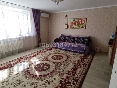 Продажа квартир в Западно-Казахстанской обл.: 2-комнатная квартира · 65.4 м² · 1/5 этаж, 10мкрн 23 за 24 млн 〒 2-комнатная квартира · 65.4 м² · 1/5 этаж, 10мкрн 23 за 24 млн 〒 в Аксае