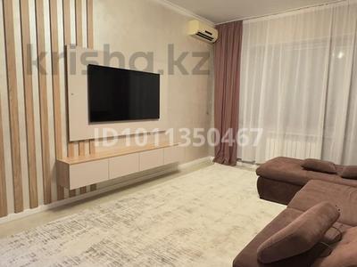 2-комнатная квартира · 56 м² · 4/5 этаж, мкр Аксай-3А 74 за 350 000 ₸ в Алматы, Ауэзовский р-н