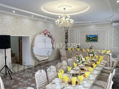 Дом · 4 комнаты · 240 м², Карева 2 2 — Возле цона , возле кафе хуторог за 80 000 ₸ в Уральске, мкр Школьник