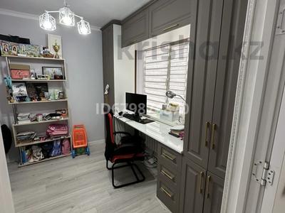 4-комнатная квартира · 62 м² · 2/5 этаж, Муса Жалиля 11 — Магазин Дом одежды за 24.5 млн 〒 в Жезказгане