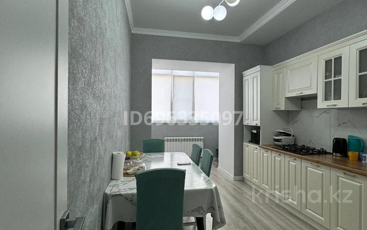 2-комнатная квартира, 69 м², 4/5 этаж, мкр. Алтын орда, Халеладосмухамедулы 32/2 — Халела Досмухамедулы за 24.5 млн 〒 в Актобе, мкр. Алтын орда — фото 2